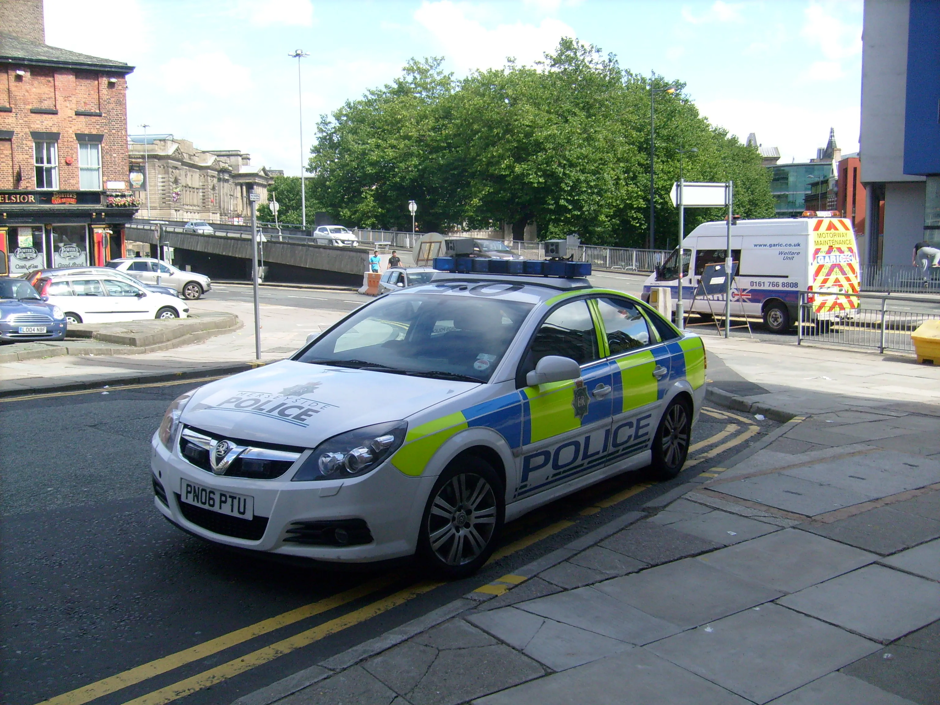 Vehicle equipped with automatic license-plate recognition camera